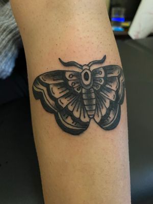 Tattoo mariposa en tibia 