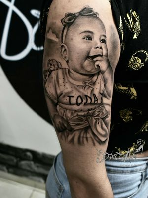Retrato de una hermosa bebé 👶🎀 Cada detalle cuenta para hacer la diferencia 😊🤙 •Si te interesa un trabajo como este puedes escribirme al WhatsApp 3112939361 ✅ #baby #love #amordemadre #arttattoo #realismosombrastattoo #realisticink #tunjatattoo #tatuadorestunja #tattoocolombia #DonovanTattoos