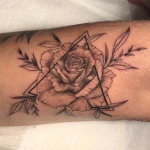 🌹PROJET PERSO🌹 #rose #rosetattoo #rosetriangle #triangletattoo #triangle #doubletriangle #rosetriangletattoo #flower #flowertattoo #tattooart #tattooartist #tattoo #tattooinkspiration #tattooselection #blackwork #ink #inked