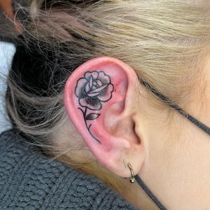 Traditional rose that was drawn on the ear to fit #traditionalart #traditionaltattoo #blackwork #solidink #fkirons #womenwithtattoos #flowers #rosetattoo #eartattoo #ohiotattooers #daytonohio #bluebyrdtattoo