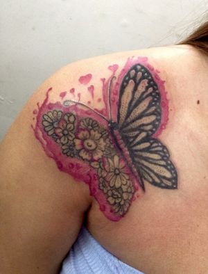 Tatuaje mariposa estilo fusión lineal acuarela 