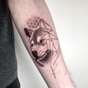Geometric wolf tattoo. #wolftattoo #geometrictattoo #tattoodo 