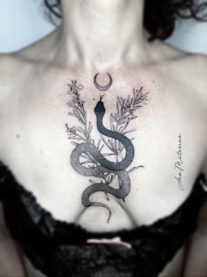 Ana Maturana’s tattoo snake moon 🐍