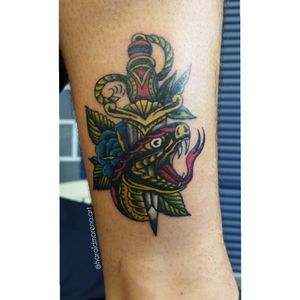 Serpiente con daga traditional.Artista tatuador: Harold Moreno