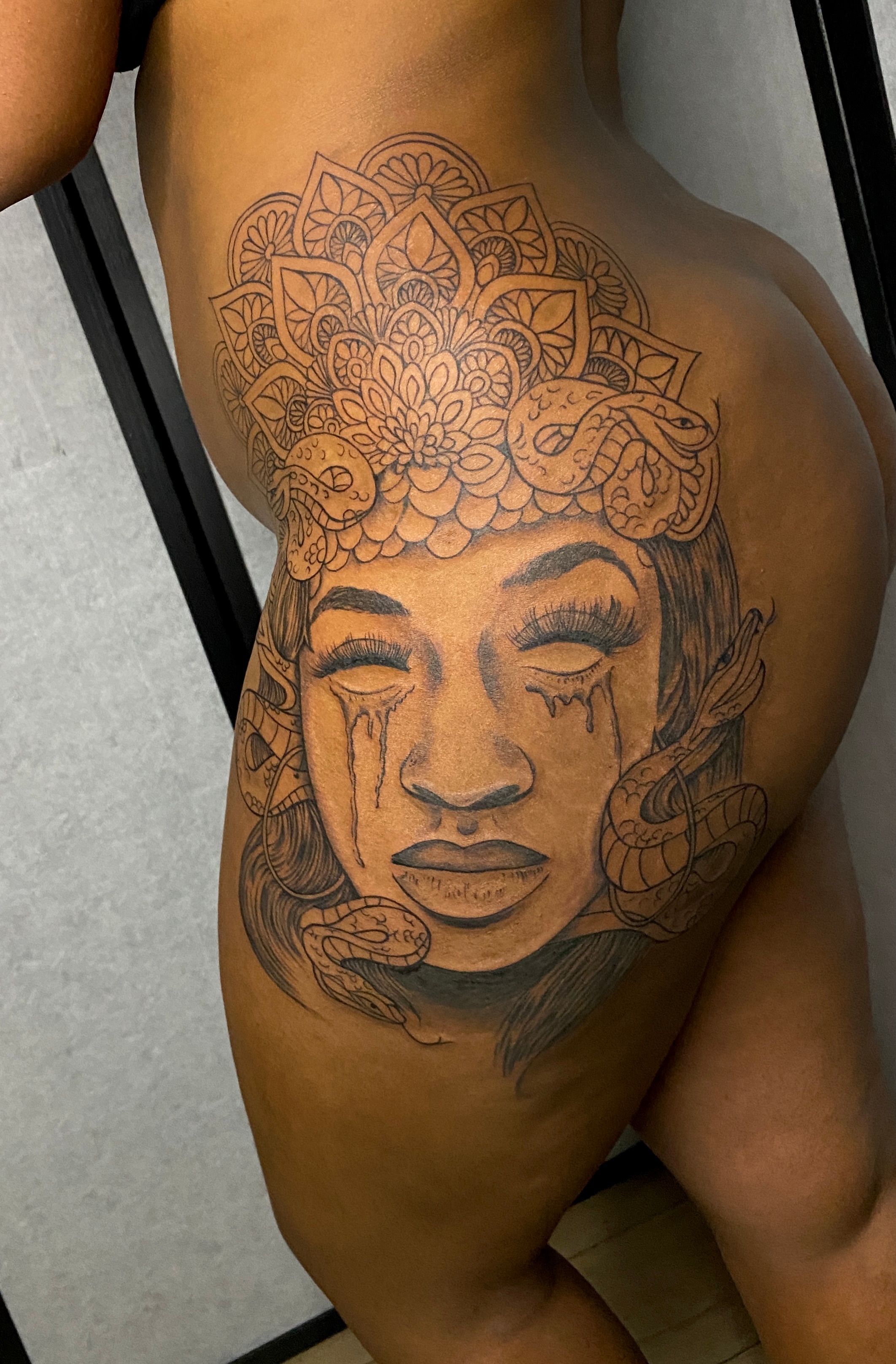 Pin de Kendra Ciana Regis em Tattoos  Tatuagem Tatuagem no meio das  costas Tatuagem afro