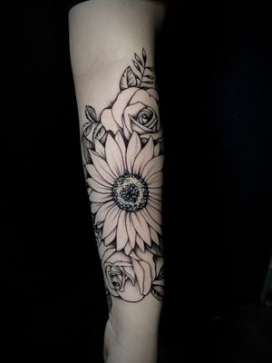 Custom SunFlower & Rose tattoo done here @prolific.dtla I would love to do more sleeves like this, send me your ideas let’s bring them to life! Now booking for September... #Uzis_Tattoos #RafaelCamarena #BlackandGreyTattoo#Art #ChicanoTattoo#FlowerSleeveTattoo#CaliforniaTattooArtist #SunFlowerTattoo #Tattoo #CuteTattoo #RealisticTattoo#GirlswithTattoos #RoseTattoo #LosAngeles #California #FineLineArt #FlowerTattoo #Beautiful#DowntownLosAngeles #Hollywood#LosAngelesTattooartist #HalfSleeveTattoo #Flowers#TattooTherapy#Floraltattoo#PhotoOfTheDay