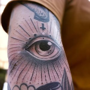 Eye of providence ____... I love tattooing eyes :DStencil+ freehand.