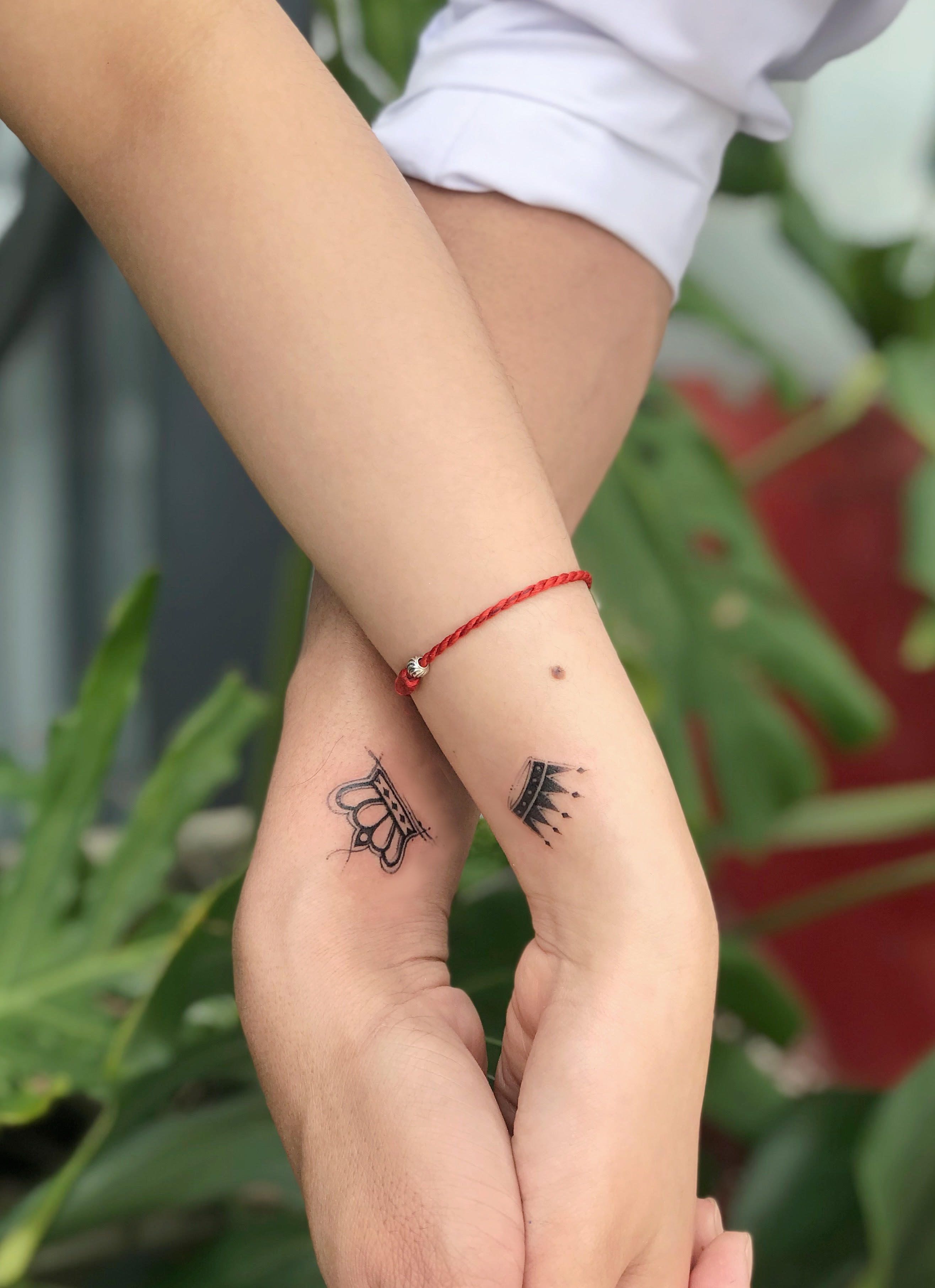 Matching Basquiat's crown temporary tattoo for best