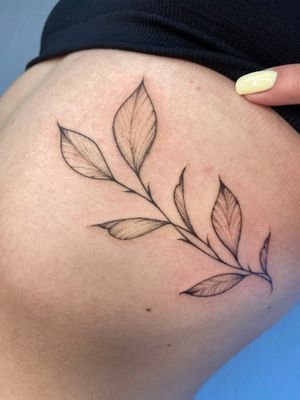 Leaves 🍃 #tattookiev #tattookyiv #kievtattoo #kyivtattoo #barcelonatattoo #tattoobarcelona #paristattoo #frankfurttattoo #berlintattoo #leaves #flower #nature #tinytattoo #botanical 