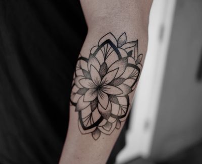Mandala tattoo by Migdy #Migdy #illustrative #linework #fineline #blackwork #mandala #dotwork #geometric #floral #sacredgeometry 