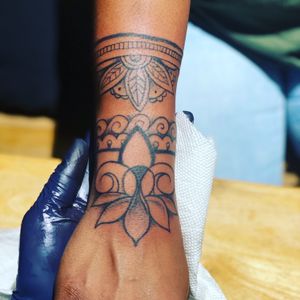 Quick henna design 😍🤩 #herbandinktattoos #inkbaby #happywoman #goodvibesonly #inkvibesonly #freehand #blessed #talented #oakland #atlanta #neworleans #tattooartist #hennaart #mandaladesign #itravel #december #appoinmentsavailable