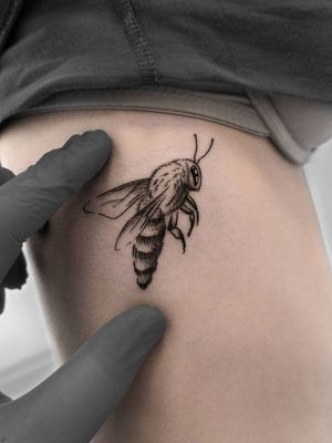 Small bee on the ribs🐝