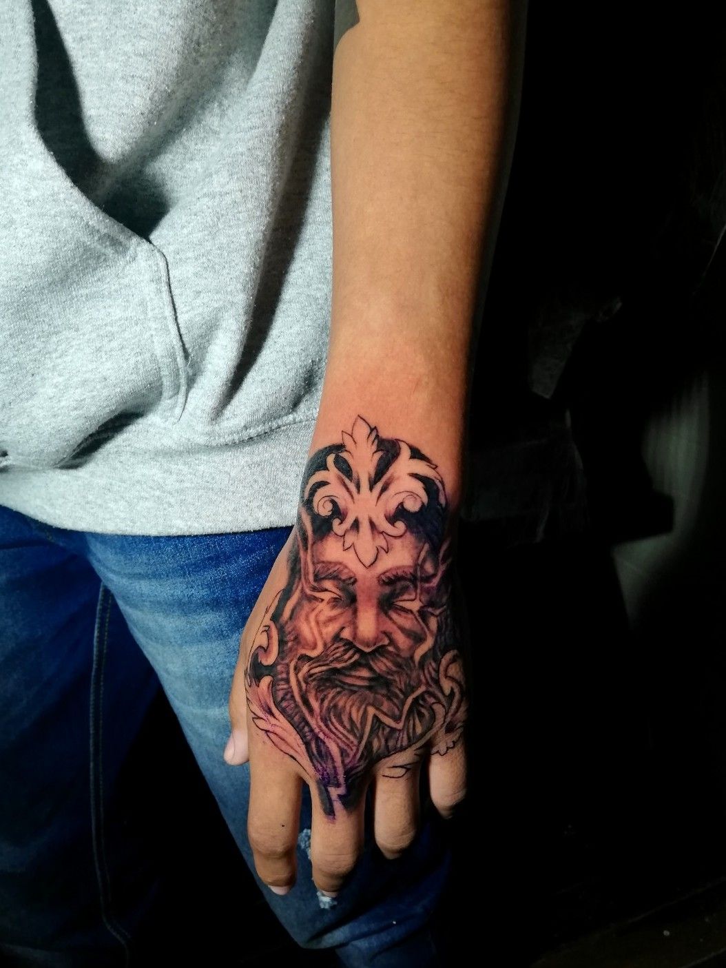 Zeus hand tattoo  Tatuagem na mão Ideias de tatuagens Tatuagem de mão