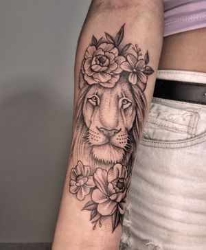 Lion & flowers 🌺🦁🌹