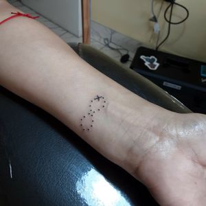 Tatuaje pequeño 3cm. Símbolo infinito en puntos continuos, acompañado por avión. 