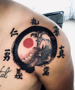 Los kanji que se aprecian  son los caracteres de el código bushido. El leon es diseñado especialmente para este cliente! Tatuaje personalizado!
