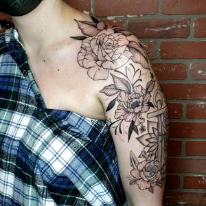 Find me @celeste_tattoos on Instagram for #finelinetattoo work#flowertattoo #floraltattoo #blackandgraytattoo #rosetattoo #cttattooartist #cttattooer #cttattooshop #connecticuttattooartist #newenglandtattooartist #ladytattooers #femaletattooartist #tattoo #tattoos #botanicaltattoo