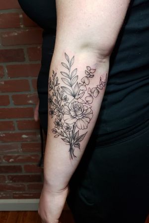 Find me @celeste_tattoos on Instagram for #finelinetattoo work #flowertattoo #floraltattoo #blackandgraytattoo #rosetattoo #cttattooartist #cttattooer #cttattooshop #connecticuttattooartist #newenglandtattooartist #ladytattooers #femaletattooartist #tattoo #tattoos #botanicaltattoo 