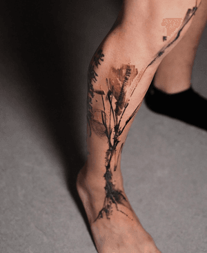 Discover a mesmerizing blackwork tattoo with an illustrative surreal pattern on the shin by La Bottega dell'Arte.