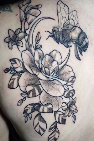 This is one of my favorites tattoos to do, botanical and dotwork is always an awesome combination.