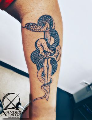 #snake #knife #black #work #minimalist #minimalism #small #medium #tattoo #tattoos #tattoostyle #tattooideas #tattoolovers #tattooart #tattooartist #life #lifestyle #artist #xanderortiz #citasdisponibles #southinkpr 💉🎨