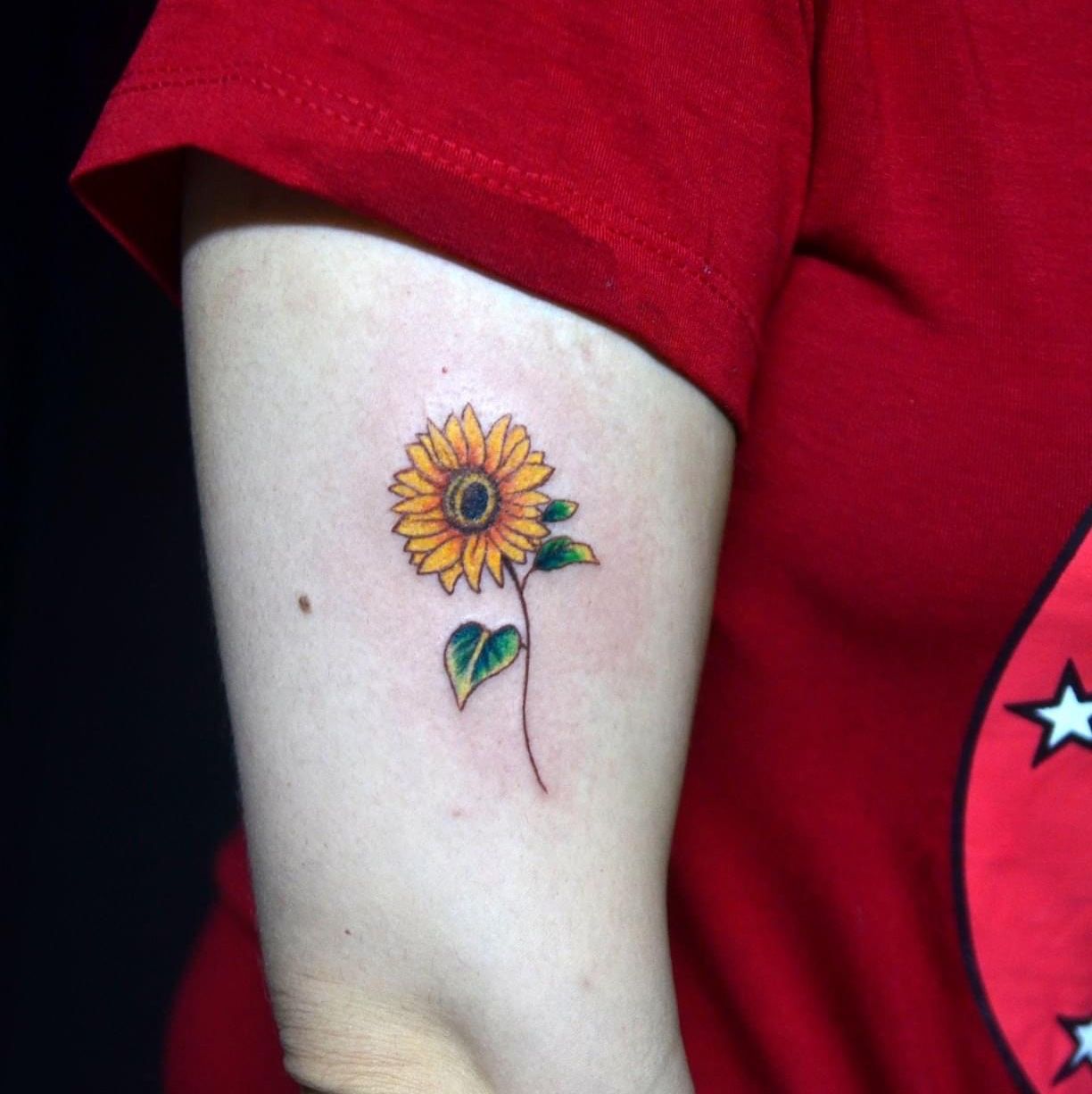 Tattoo uploaded by Thiago Padovani • #sunflower #sunflowertattoo #girassol  #girassoltattoo • Tattoodo