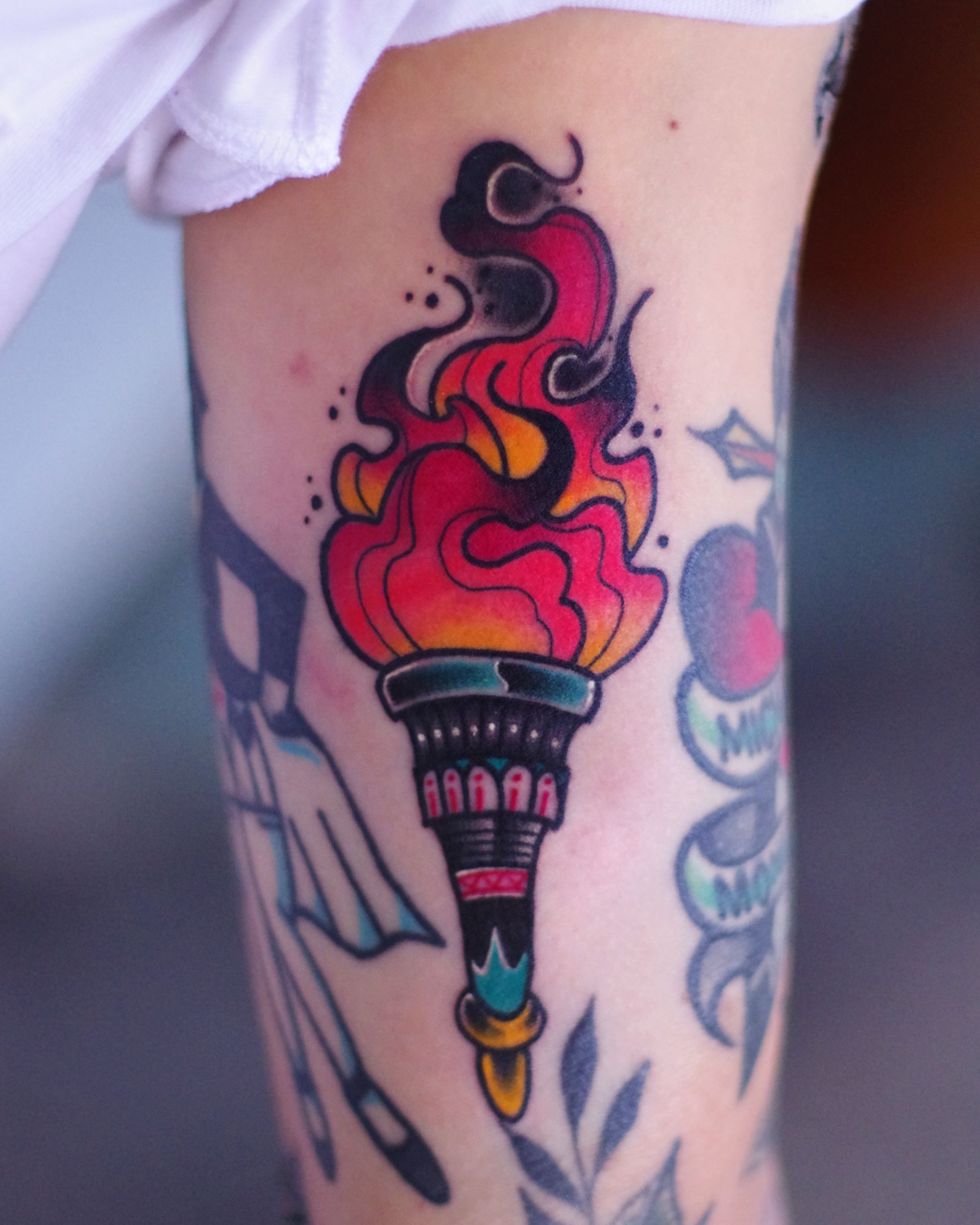 Ilustración de antorcha ardiente para colorear. Plantilla para tatuaje .  Vector de Stock de ©filkusto 247956410