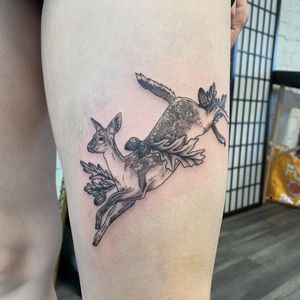 Leaping deer with Acorn and leaves 