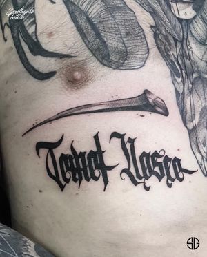 • Temet Nosce • custom freehand nails and script by our resident @o.s.c.r.tttst Bookings/Info: 👉🏻@southgatetattoo •••#temetnosce #nailstattoo #southgatetattoo #sgtattoo #sg #customtattoo #chesttattoo #blackworktattoo #knowyourself #nails #black #tattoos #londontattoo #southgate #enfield #london 