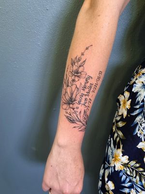 I did this lovely memorial tattoo a while back, we started with the script and decided to add on the flowers when we finished. I am really happy with the outcome of this piece and can't wait to continue with it.