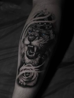 • Lion tattoo • #liontattoo #realismtattoo #blackandgraytattoo #tattoo #legtattoo #rosetattoo 