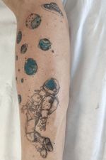  #karinaliberalesso #picoftheday #photoftheday #pictureoftheday #instaartist #instattoo #instaart #tattoo #tatouage #tattoostyle #tattooftheday #tattooflash #flashtattoo #flash #tattooworkes #farol #lisboatattoo #tattoolisboa #portugaltattoo #tattooportugal #portugal🇵🇹 #space #astronaut #espaco #planets #spac