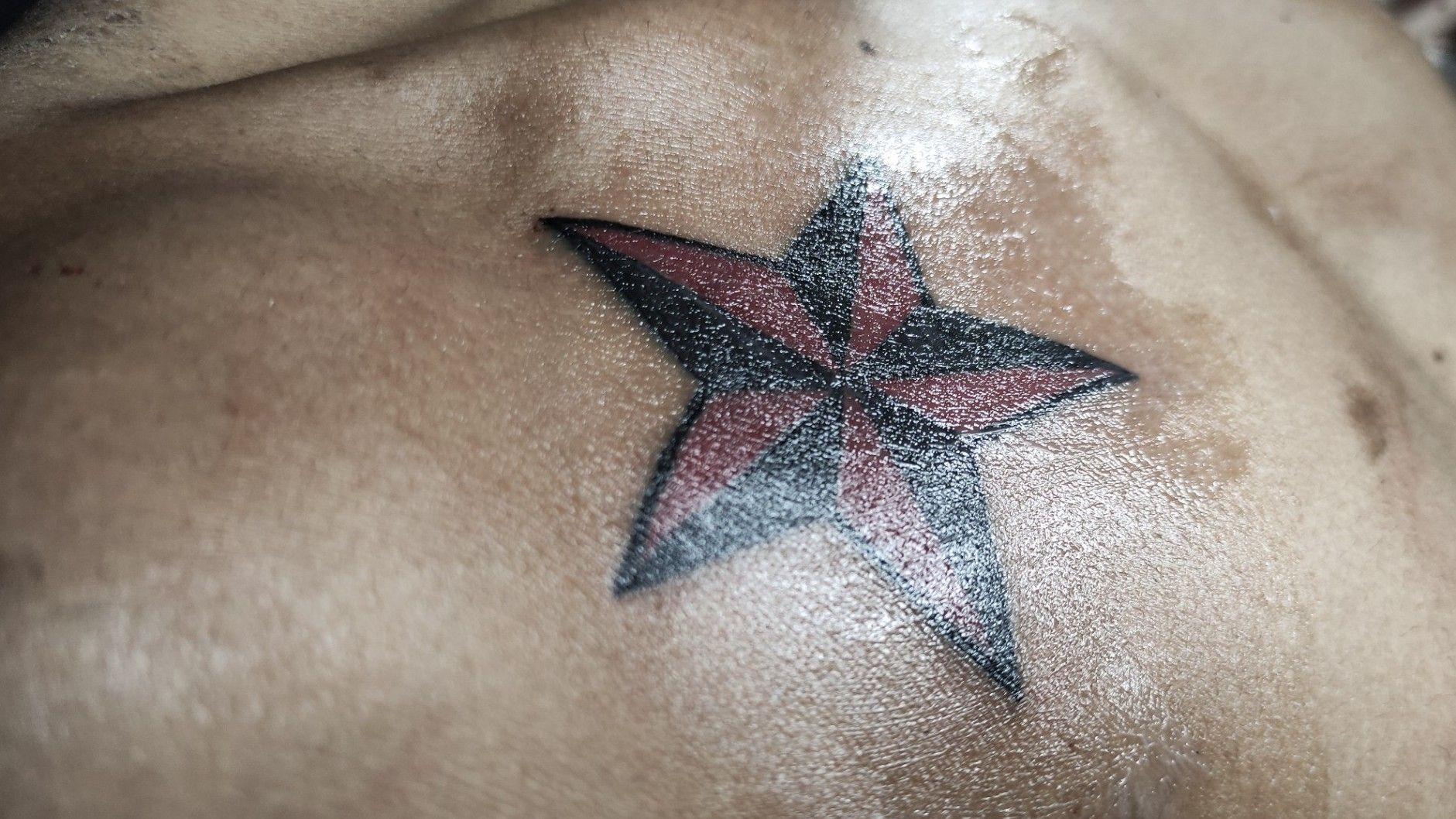 Star Tattoo Meanings, Ideas, and Pictures | TatRing | Tatuajes de  estrellas, Tatuajes de estrella para hombres, Tatuajes chiquitos