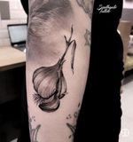 • 🧄 • do you like garlic? 🤔custom blackwork piece by our resident @o.s.c.r.tttst Bookings/Info: 👉🏻@southgatetattoo • • • #garlic #tattoo #southgatetattoo #sgtattoo #sg #blackworktattoo #customtattoo #londontattoo #london #smalltattoo 