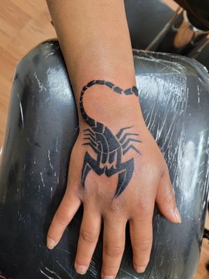  Hand scoprio tattoo