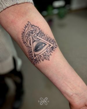 Illuminates eye. @Blacksmith.Tattoo 