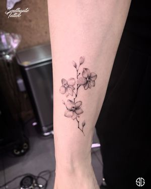 • 🌺 • custom delicate flower by our resident @o.s.c.r.tttst for lovely  @vas81z 🌸Bookings/Info: 👉🏻@southgatetattoo •••#delicatetattoo #delicateflower #southgatetattoo #sgtattoo #sg #flowertattoo #customtattoo #singleneedletattoo #tattoo #londontattoo 