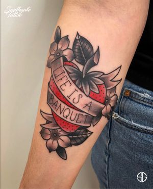 • 🍓🍓• custom matching tattoos by our resident @dr.ivo_tattoo <<<SWIPE<<< Bookings/Info: 👉🏻@southgatetattoo • • • #strawberries #strawberrytattoo #traditionaltattoo #southgatetattoo #sgtattoo #sg #strawberry #londontattoo #londontattoostudio #lifeisabanquet #cutetattoo 