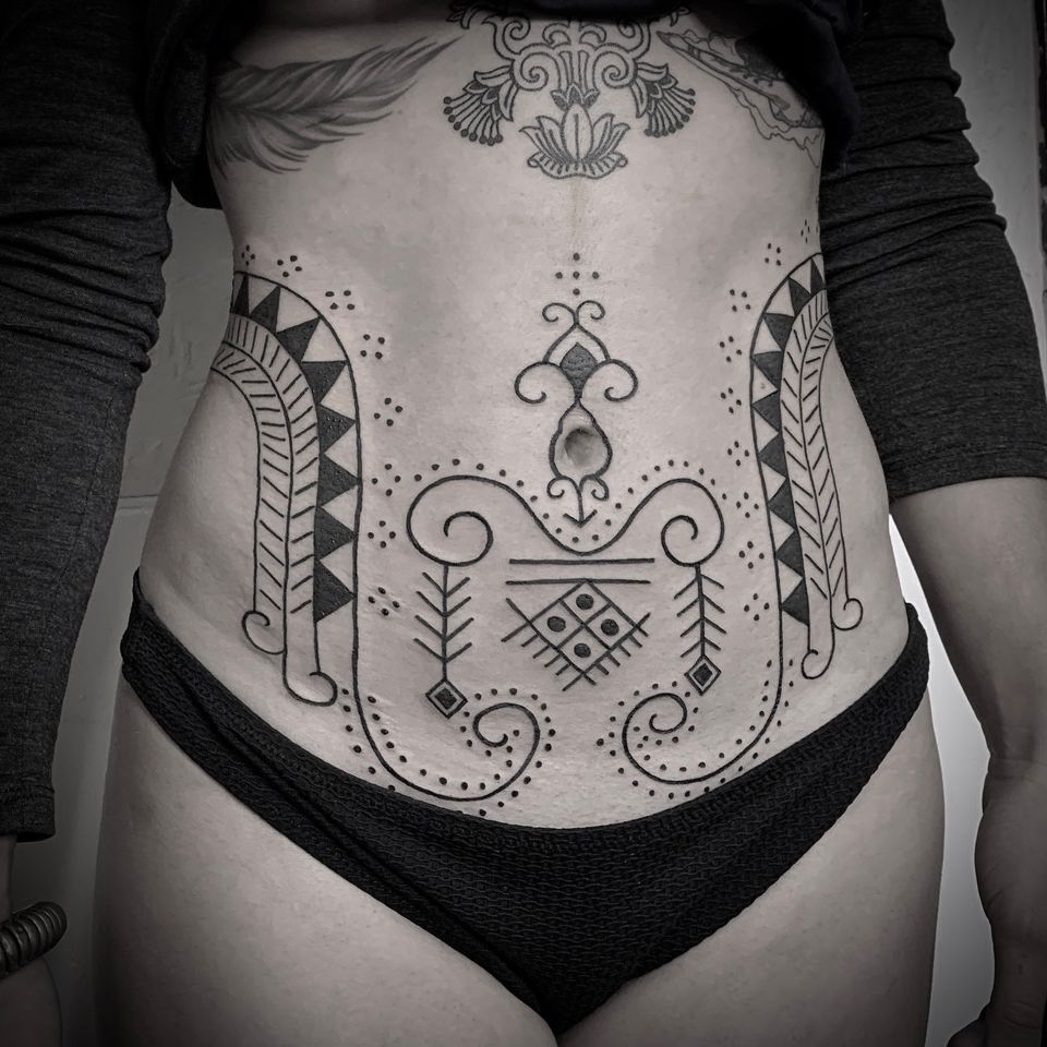 Tattoo by Sentenza our guest artist at Taioba Tattoo #Sentenza #TaiobaTattoo #stomach #pattern #tribal #folkpattern