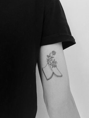 #flowers #flowerstattoo #book #booktattoo #minimalism #lineworktattoo #minimaltattoo #linework #blackboldsociety #blxckink #oldlines #tattoosandflash #darkartists #topclasstattooing #inked #inkedgirls #inkedup #minimal #ignoranttattoo 