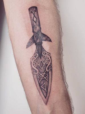 Viking knife #nordicculture #knifetattoo #dagger #vikingdagger #runes #runestattoo 