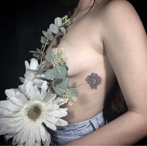 @yuzu_tattoos#yuzutattoo#yuzutattoos#flowertattoo#finelinetattoo#boneriptattoo
