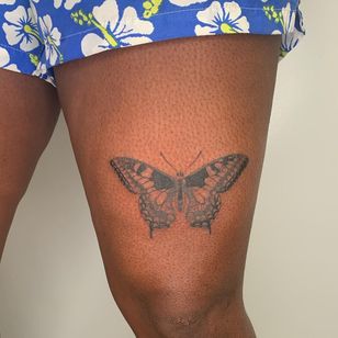 Schmetterlingstattoo von Galen Bryce #GalenBryce #Schmetterling #Flügel #Insekt #illustrative #darkskintattoo #darkskinbodyart