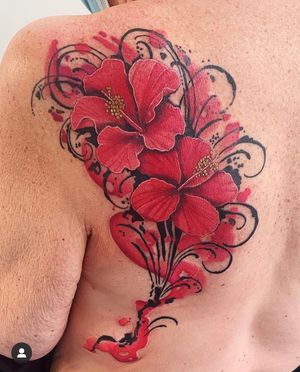 Brigid Burke’s stunning fusion of neo-traditional style with realistic and watercolor elements creates a vibrant and dynamic floral masterpiece on the upper back.