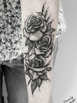 Delikatne róże dla odmiany wśród moich mrocznych motywów... 💀 💐To make an appointment DM. Łódź.#tatuażłódź #lodztattoo #flowertattoo #flowerstattoo #blackrosetattoo #łdz #łódź  #botanicaltattoo #girlytattoo #rosetattoo #thebestpaintattooartists #femaletattooartist #colortattoo #tattoo #tattooart #tattooartist #tattoodo #skinart #inkedmag #thebesttattooartists #tattooistartmag #tattooistartmagazine #blackwork #blackwork #ink  #polandtattoos #worldfamousink @worldfamousink @inkedmag @skinart_mag botanicaltattoos @tattooistartmag @watercolourtattoos