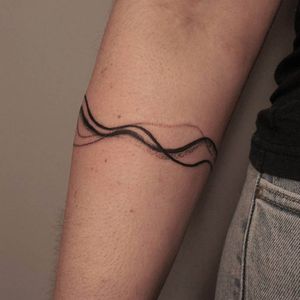 Wavey line composition around the arm #abstract #contemporarytattoo #texturetattoo #wave #lineplay #abstract