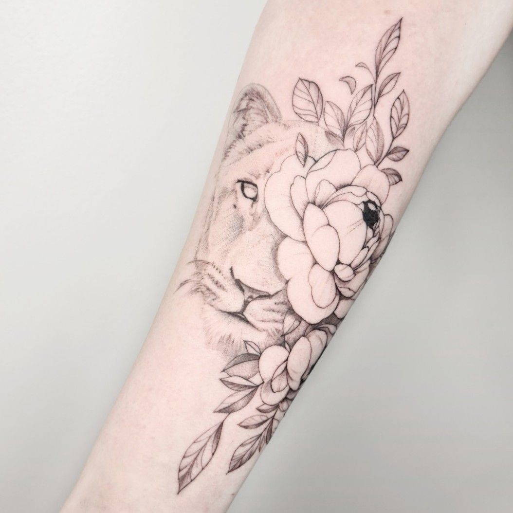 tattoo artist Warsaw Poland na Instagramie Lioness cover up of a  small flower tattoo tattoos tattooart  Lioness tattoo Lion tattoo  Small flower tattoos