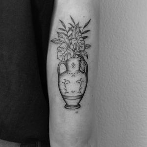 ⚜️ 🏺 ⚜️▪️Little vase with some plants I did on the outside of an upper arm!▪️▪️▪️▪️▪️#smalltattoos #tattoo #finelinetattoo #tattoolover #tattooideas #tattoed #vegan #veganink #munichtattoo #tattooist #tattooart #dotwork #dot #dotworktattoo #darkwork #blackart #blackandwhite #tattooinspiration #inkedsociety