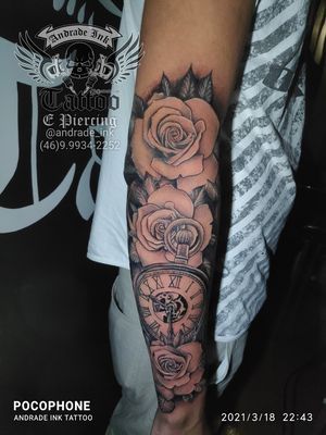 Tatuagem rosas e relógio sombreado realista fechamento no antebraço masculino 