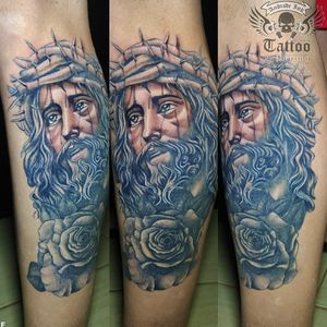 Tatuagem Jesus com coroa de espinhos e rosa, usada para cobertura de tatuagem antiga na perna masculina